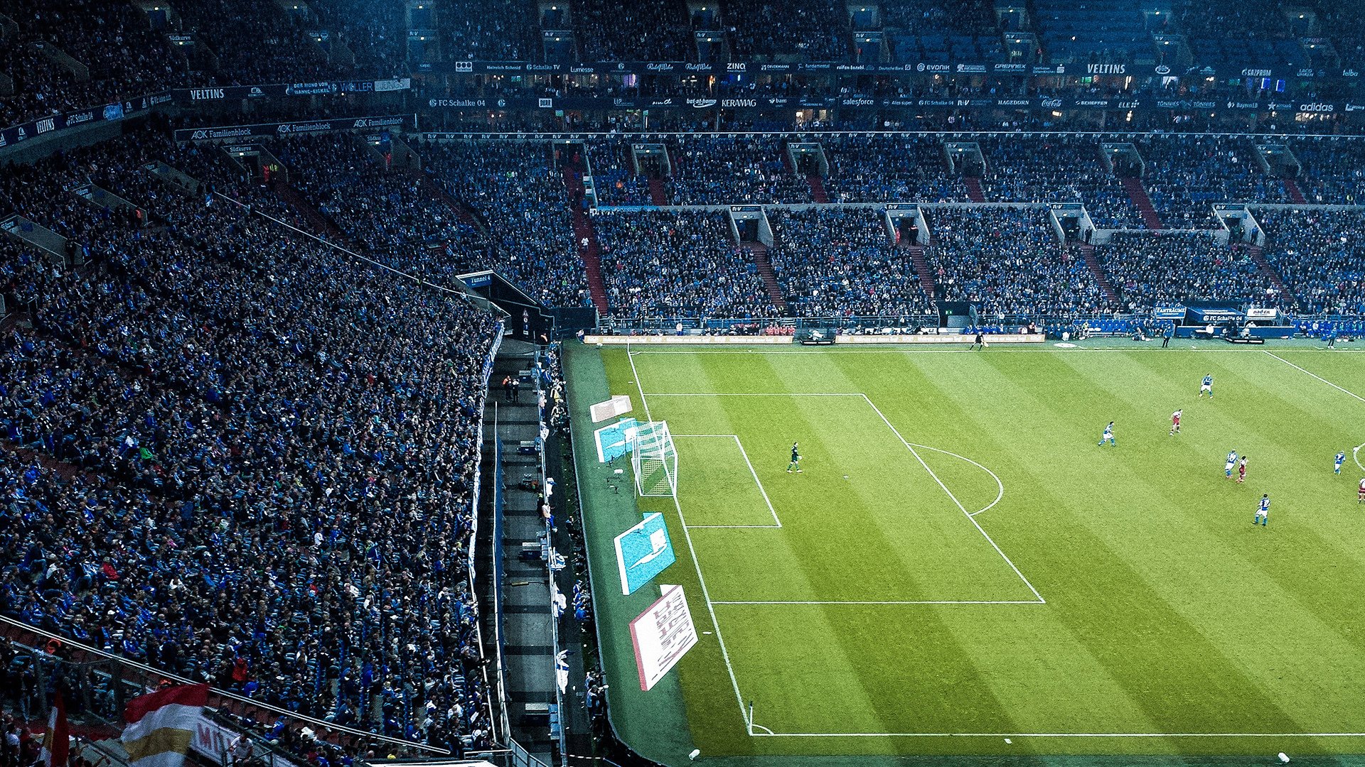 “高新体育中心：健力运动员挑战极限，举重赛事燃爆全场”