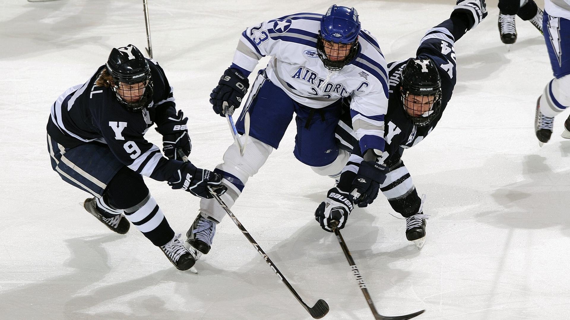 “飞盘争夺：三叉湖田径场上演极速空中对抗”